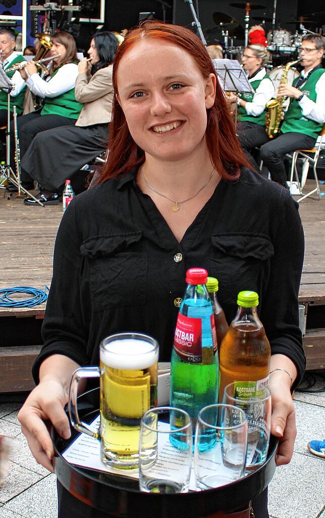 Alle Hände voll zu tun hatte das Bedienungspersonal.