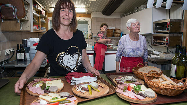 In Gailingen ist das Team vom Weingut Zolg bereits eingespielt. Selbst bei größerem Andrang kommt bei Gudrun Zolg, Marianne Knoblauch ...