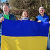 Roland Müller und Andrea Winter (Mitte) haben von ihrem jüngsten Hilfstransport eine Ukraine-Flagge geschenkt bekommen. Rechts die ...