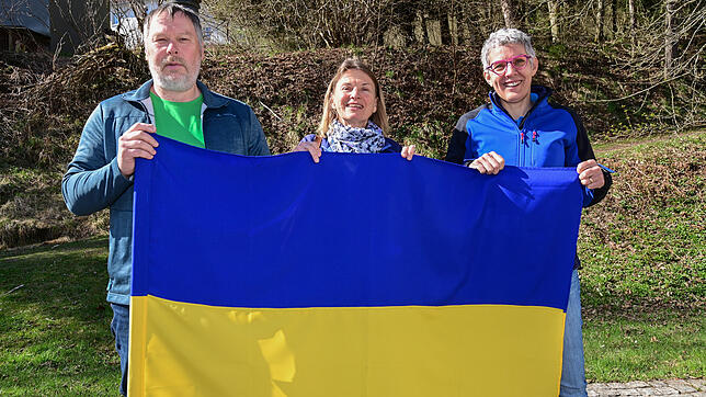Roland Müller und Andrea Winter (Mitte) haben von ihrem jüngsten Hilfstransport eine Ukraine-Flagge geschenkt bekommen. Rechts die ...