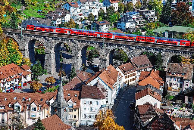 Malerisch: Die Schwarzwaldbahn fährt über das Viadukt in Hornberg, hier im August 2020.