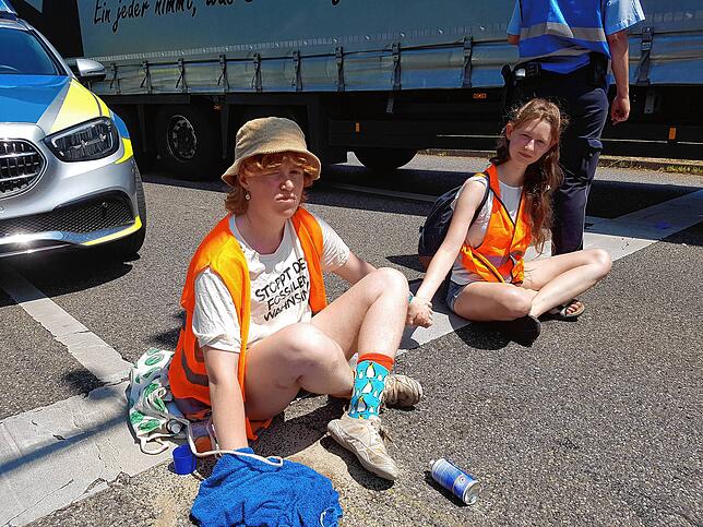 Regina Stephan (links) und Eileen Blum blockieren die Fahrbahn Richtung Schweiz.