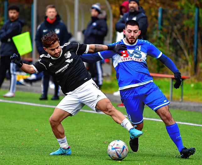 Kampfgeist: Milad Mombeni (links) beim 4:4 der U23 des SV 08 Laufenburg im Zweikampf mit Dario Pontrandolfo vom FC Erzingen.