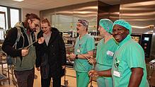 Ohne diese Abteilung am Konstanzer Klinikum gäbe es keine sterilen OP-Instrumente: Die Besucher Patrick Toth (von links) und Kathrin ...