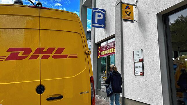 Ein DHL-Fahrzeug parkt vor dem Modepark Röther – noch. Ab Oktober bietet die Postbankfiliale im Benediktinerring keine ...