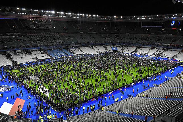 Chaotische Szenen nach Ende des Fußballspiels Deutschland-Frankreich.