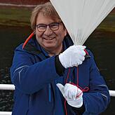 Achim Mende fasst den mit Helium befüllten Kautschukballon quasi mit Samthandschuhen an. Jetzt hat der Ballon einen Durchmesser von zwei ...