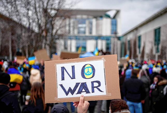 Teilnehmer eine Demonstration protestieren gegen den Krieg und den russischen Einmarsch in die Ukraine vor dem Bundeskanzleramt. Eine ...