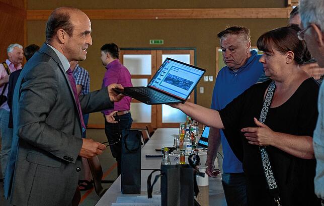 Frank von Meißner (links), Technikchef der Ablachtalbahn, im Gespräch mit Besuchern der Präsentation der Machbarkeitsstudie am 13. Juni ...