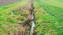 Trotz des regelmäßigen Regens im Oktober und November zeigt sich der Badgraben im Bereich der Kapellenstraße in Stetten (Gemeinde ...