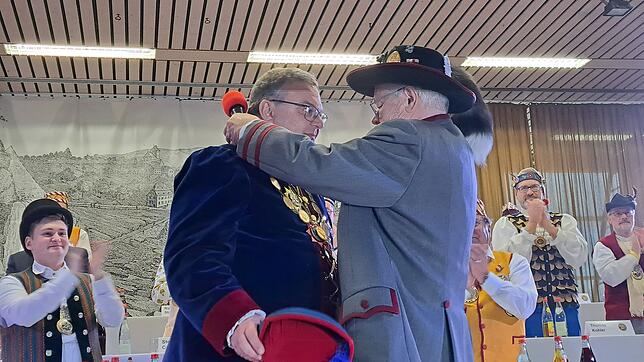 Nach den Wahlen übergibt Roland Wehrle (rechts) die Amtskette an seinen Nachfolger als Präsidenten, Roland Haag.