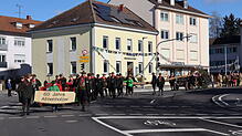 Die Gottmadinger Almenholzer bringen den Narrenbaum zum Dorfplatz, um ihn dort traditionell per Hand aufzustellen.
