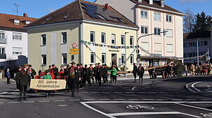 Die Gottmadinger Almenholzer bringen den Narrenbaum zum Dorfplatz, um ihn dort traditionell per Hand aufzustellen.