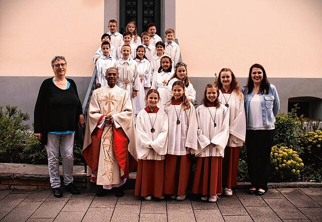Die Kommunionkinder aus Stühlingen mit (vorne, von links):Gemeindereferentin Helga Bing, Pater Josef Mandy, den Ministrantinnen Isabella ...