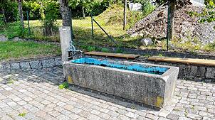 Der jetzige Brunnen ist so marode, dass er ausgetauscht werden muss. Die Sandfugen zwischen den Pflastersteinen sollen in Betonfugen ...