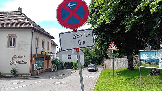 Ein Parkverbotsschild an der K6542 in Hochsal. Entlang der Umleitungsstrecke ist Parken verboten.