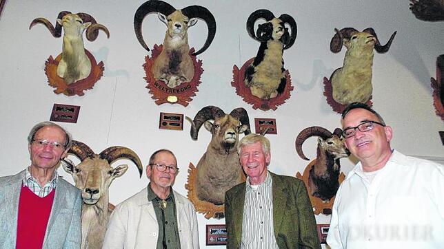 Günther Nufer, Wolfgang Schenk, Uwe Goepel und Arthur Buck (von links) vor präparierten Tieren im Wildlife-Museum.