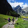 Touristen sind unterwegs am Seealpsee, einem beliebten Ausflugsziel im Alpstein-Gebirge. Wandern erfreut sich in der Schweiz großer ...