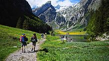 Manch einer will sich nach dem Wandern in der Schweiz ein Bier oder eine Wurst gönnen. Beim Bestellen sollte man auf Einiges achten.