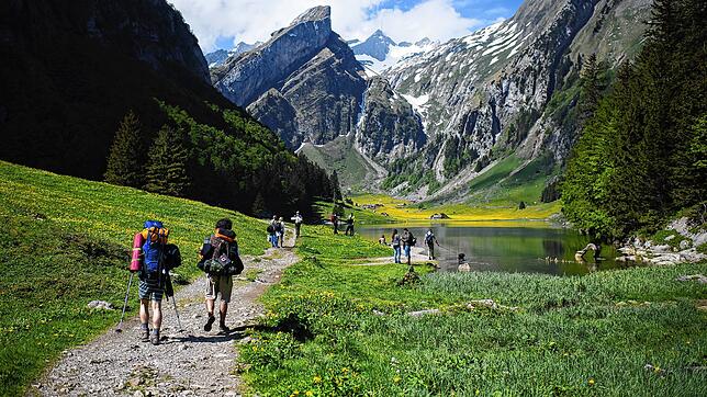 Touristen sind unterwegs am Seealpsee, einem beliebten Ausflugsziel im Alpstein-Gebirge. Wandern erfreut sich in der Schweiz großer ...