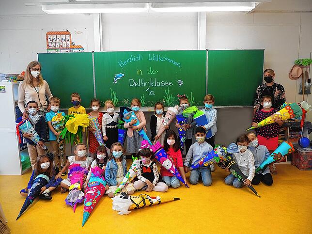 Die Delfinklasse 1a der Burgbergschule in Überlingen wurde am ersten Schultag von den Klassenlehrerinnen Bärbel Zimmermann und Yasmin ...