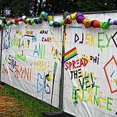 Auch die Absperrgitter waren sehenswert und spiegelten mit ihren bunten Transparenten den Geist des Festivals wider.