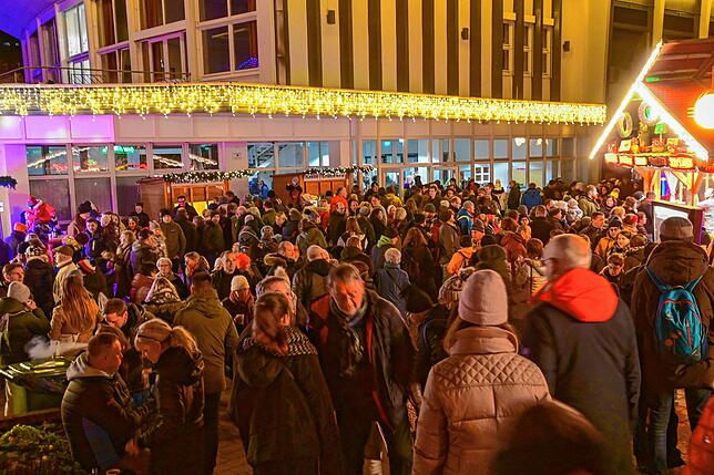 Der Platz vor dem Kurhaus ist am Mittwoch, 28. Dezember, komplett voll.