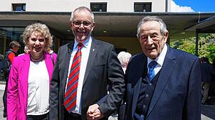 Petra Dorfmeister (von links, erste Beigeordnete Waldshut-Tiengens) mit Pfarrer Ulrich Sickinger und Pfarrer Horst Maier nach dem ...