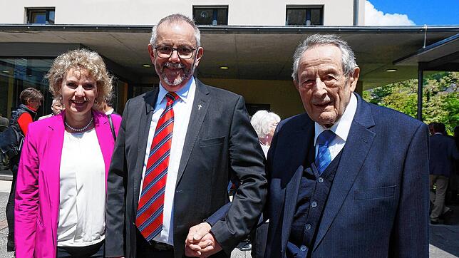 Petra Dorfmeister (von links, erste Beigeordnete Waldshut-Tiengens) mit Pfarrer Ulrich Sickinger und Pfarrer Horst Maier nach dem ...