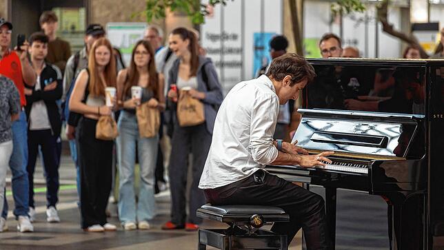 Davide Martello spielt bei der Vox Sendung „The Pianist“ am Hauptbahnhof in Karlsruhe.