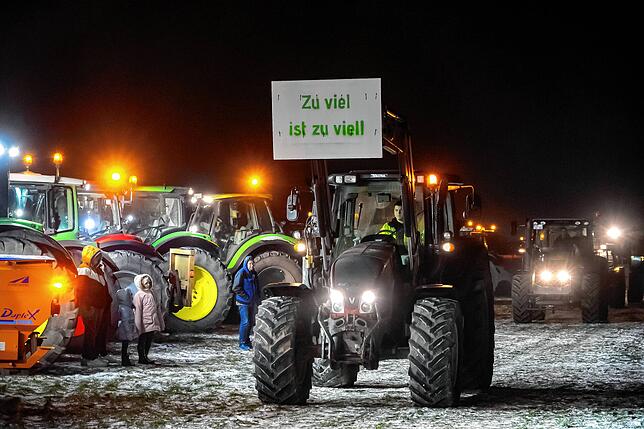 Bauernproteste beschäftigten die Menschen der Region vor allem im Januar, wie hier eine der Protestfahrten an der B33 bei ...