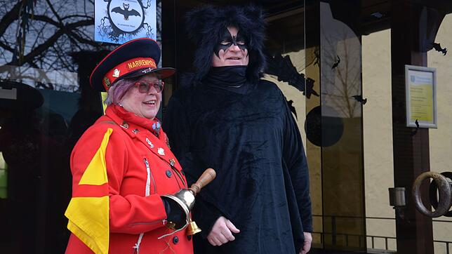 Bürgermeister Daniel Heß nimmt als Fledermaus verkleidet die Narren am Rathaus in Empfang. Er spielt damit auf die B-31-neu-Planung an, ...