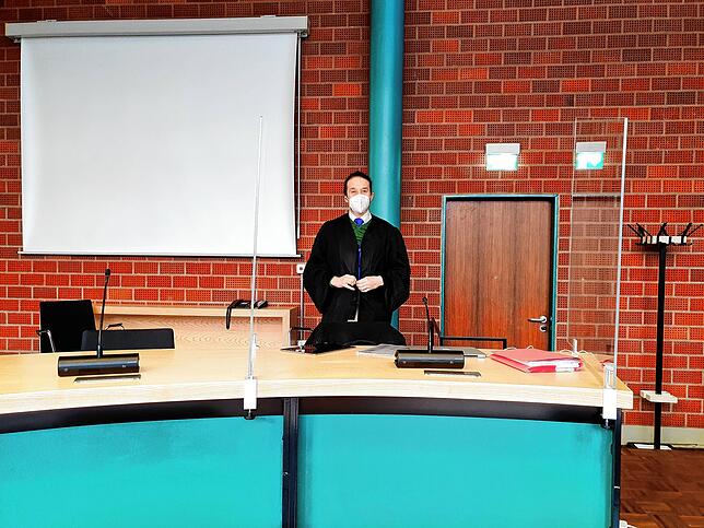Der Verteidiger des Angeklagten vor dem Prozess