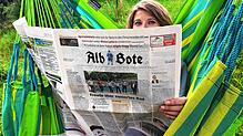 Entspannt in der Hängematte wirft Redakteurin Juliane Schlichter bei diesem Beispielbild für den Alb-Bote-Fotowettbewerb einen Blick in ...