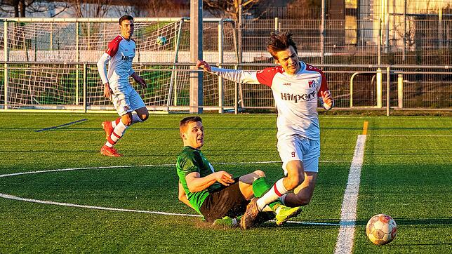 Gestoppt: Abwehrspieler Jens Murawski verhindert beim 2:3 des SV Herten einen weiteren Treffer des agilen Weilheimer Stürmers Fabian Eppler.