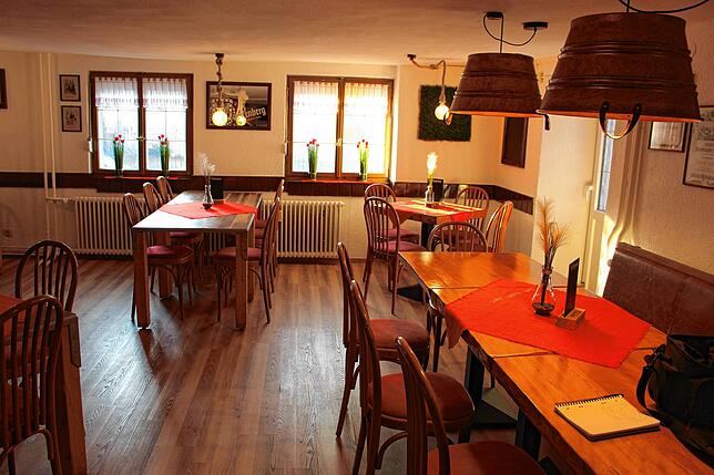 Blick in den neu gestalteten Gastraum des Roten Hans. Am 17. März öffnet das Lokal wieder für Gäste.