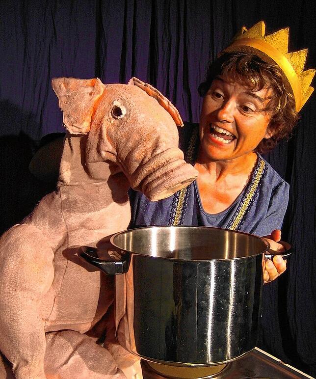 Das Faro-Theater mit Veronika Degler spielt „Ich glaub mich küsst ein Schwein“.