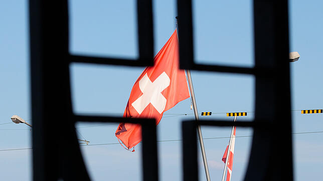 (Symbolbild) Auch in der Schweiz wird die EM 2024 zahlreiche Fans zum Feiern auf die Straße locken. Schon im Vorfeld kündigt die ...