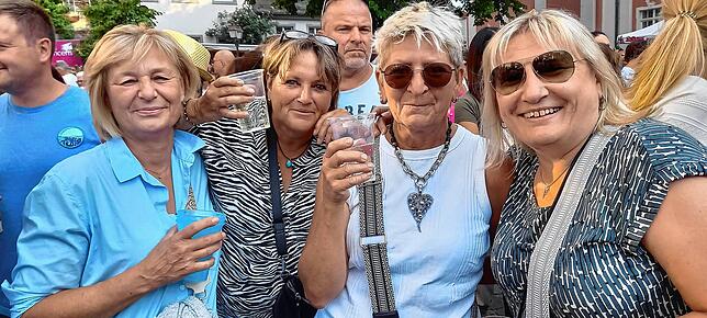 Die Freundinnen Heike Schmid, Eva Blatter, Carmen Wagner und Eva Schmid (von links) aus Biberach und Bad Schussenried stehen auf dem ...