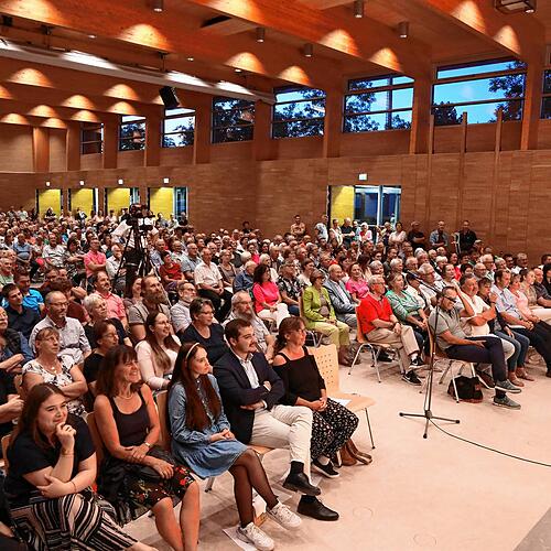 Das Interesse an der Bürgermeisterwahl in Engen ist groß. Rund 700 Bürger kamen zur SÜDKURIER-Wahlarena in die Engener Stadthalle.