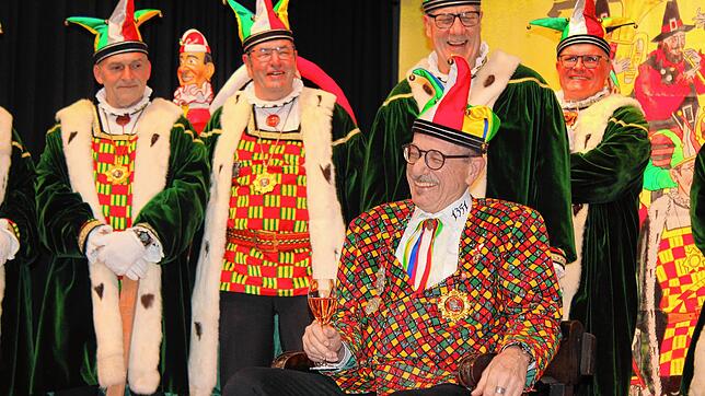 Siegfried Endres (vorn) ist nun offiziell verabschiedet. Er zeigte sich ebenso gut gelaunt wie die Gerichtsnarren Michael Zehnle, Helmut ...