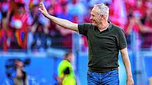 Freiburgs Trainer Christian Streich verabschiedet sich von den Fans nach dem Spiel.