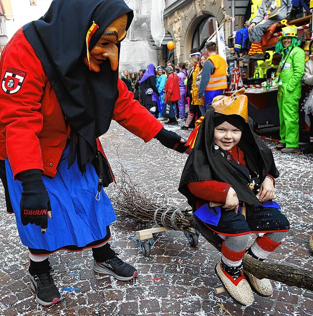 Die Kinder werden an den tollen Tagen mit der Fasnachts vertraut gemacht. Manch kleine Hexe übt sich schon im Hexenbesen-Fliegen.