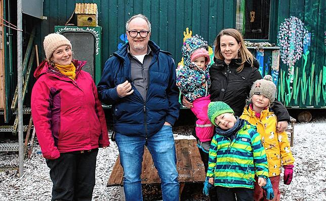 Neue Perspektiven für den Donaueschinger Waldkindergarten Apfelbäumchen (von links): Leiterin Jessica Lippert, DRK-Kreisgeschäftsführer ...