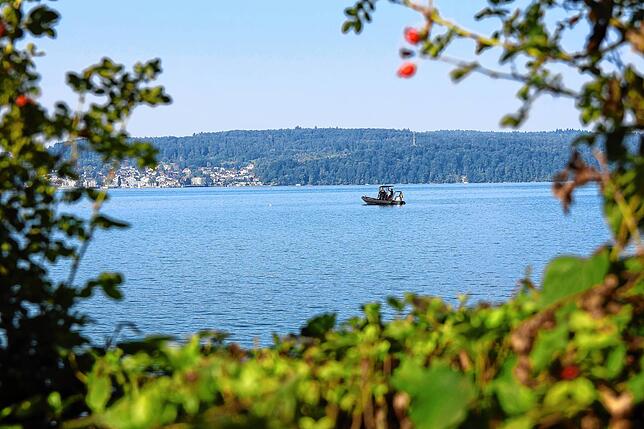 Das Polizeiboot auf dem See kurz vor Beginn des Bergens. Eine Boje markiert die Fundstelle.