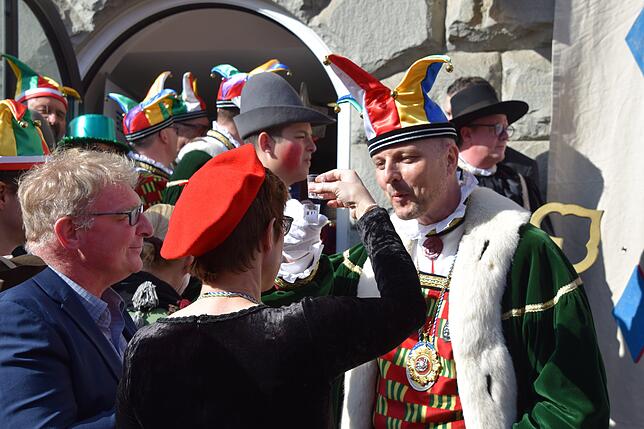 Bild 17: Bilder von AKK bei der Brauchtumsvorführung und gemeinsam mit Bürgern, die Geschenke hatten