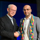 Herman Van Rompuy (l), ehemaliger Premierminister von Belgien und ehemaliger EU-Ratspräsident, verleiht den Konstanzer Konzilspreis an ...