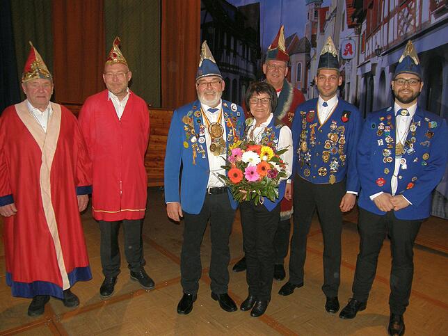 Er sagt tschüss: Alet-Präsident Ludwig Egenhofer, in der Mitte mit seiner Frau Constanze. Gefeiert haben ihn Klaus Spießer (links), ...