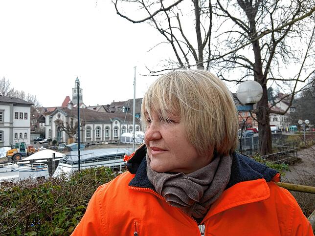 Olga Kolesnik zu Besuch in Überlingen. Im Hintergrund ist der Mantelhafen zu sehen.