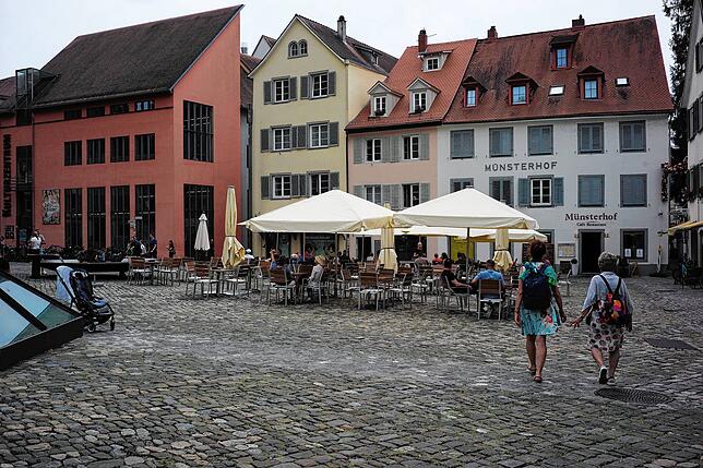 Münsterplatz, kostenpflichtig: Für zahlende Gastronomie-Gäste gibt es zahlreiche Sitzplätze, auch mit Schatten.